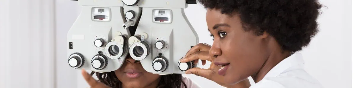 optometrist-doing-sight-testing-for-patient-picture-id909309810